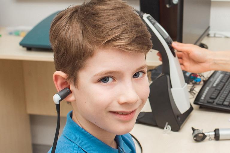 Badanie słuchu u chłopca